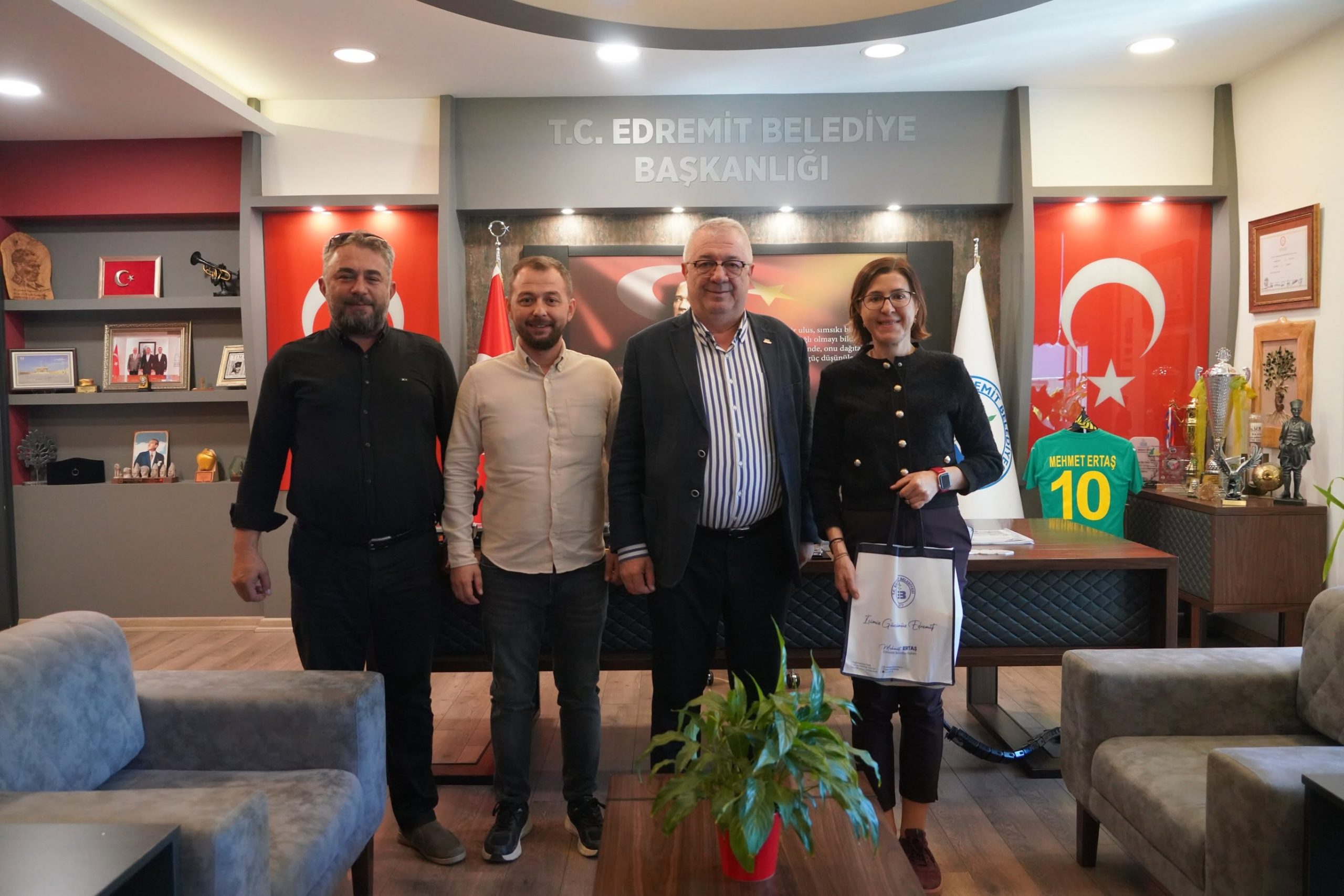 BAŞKAN ERTAŞ, EDREMİT MYO MÜDÜRÜ KESKİN'İ AĞIRLADI