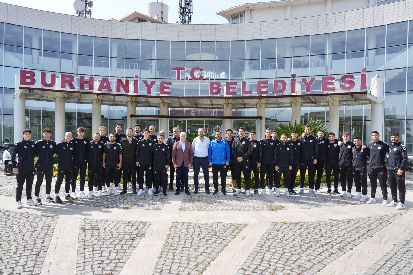 BURHANİYE BELEDİYESPOR FUTBOL A TAKIMI'NDAN BAŞKAN DEVECİLER'E ZİYARET