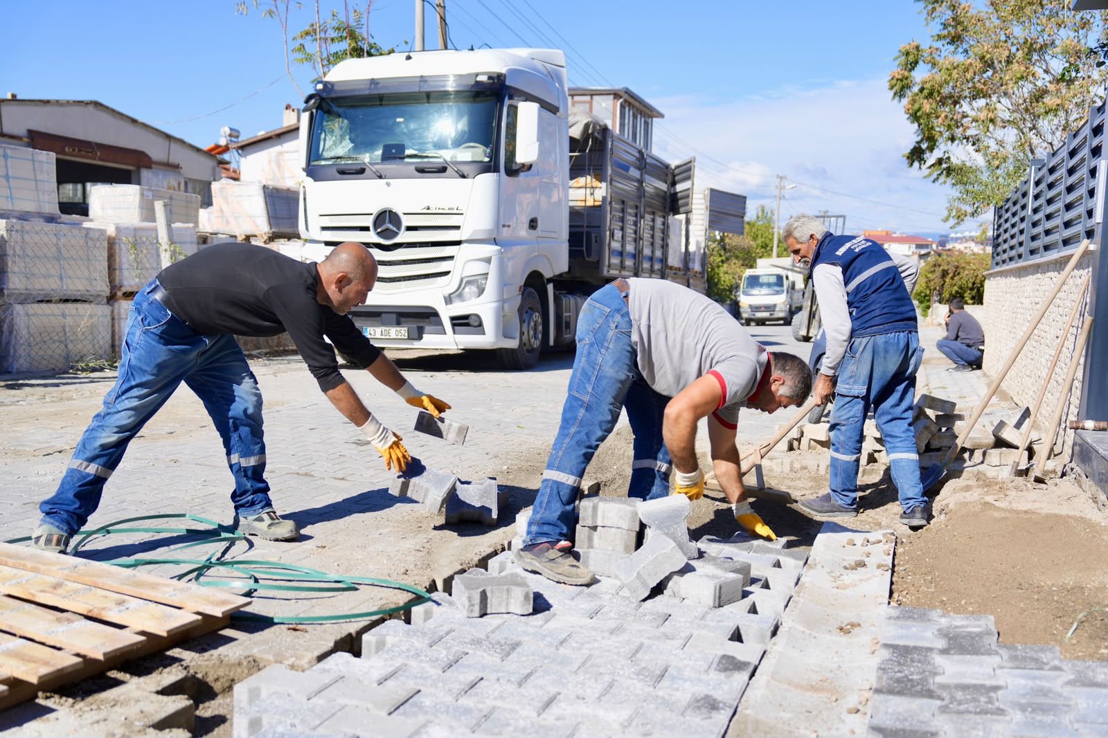 BURHANİYE'DE YOL YAPIM VE BAKIM ÇALIŞMALARI SÜRÜYOR