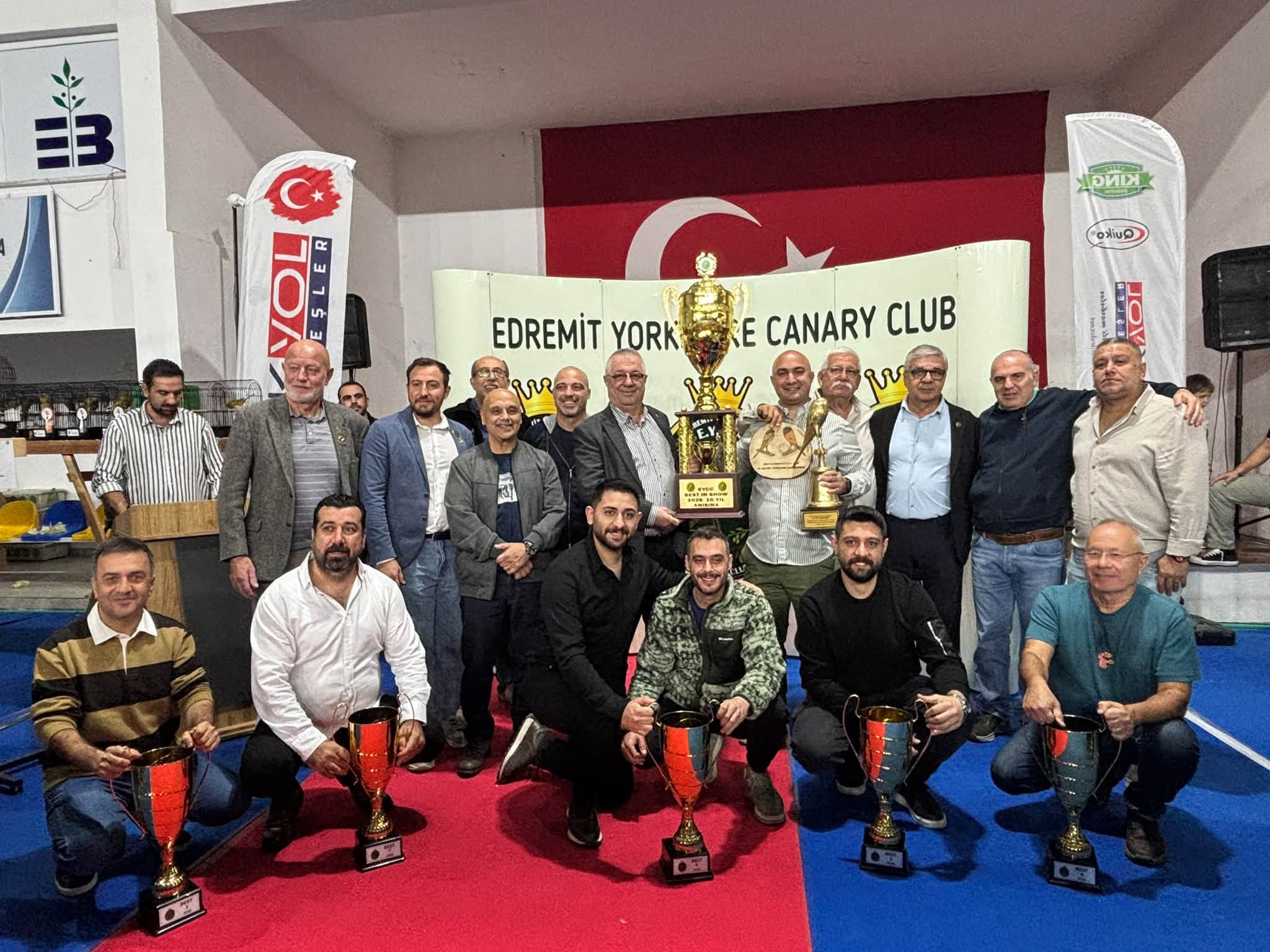 DÜNYANIN EN BÜYÜK YORKSHİRE KANARYA YARIŞMASI EDREMİT'TE YAPILDI