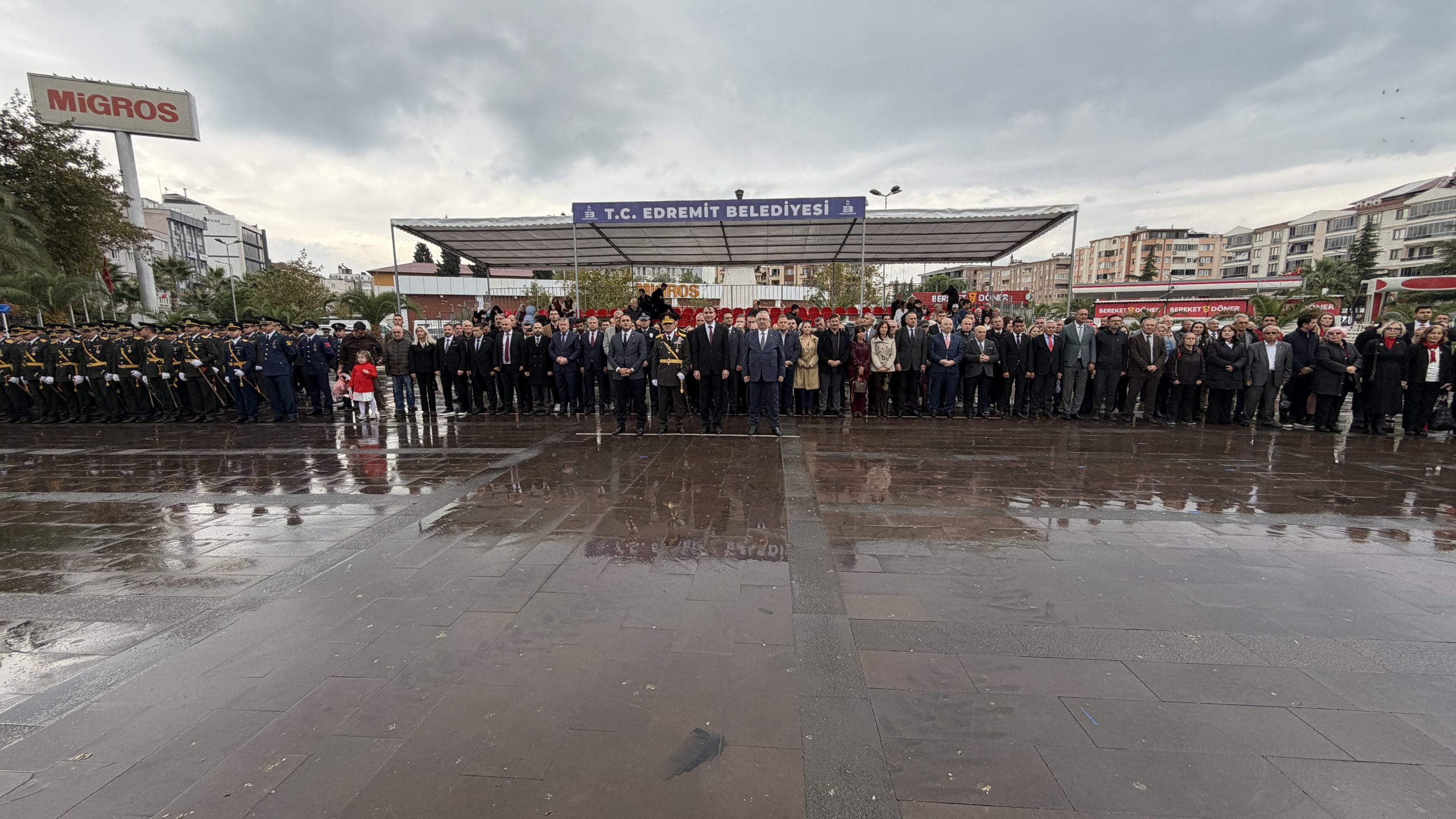 EDREMİT'TE CUMHURİYET BAYRAMI KUTLAMALARI ÇELENK SUNMA TÖRENİYLE BAŞLADI