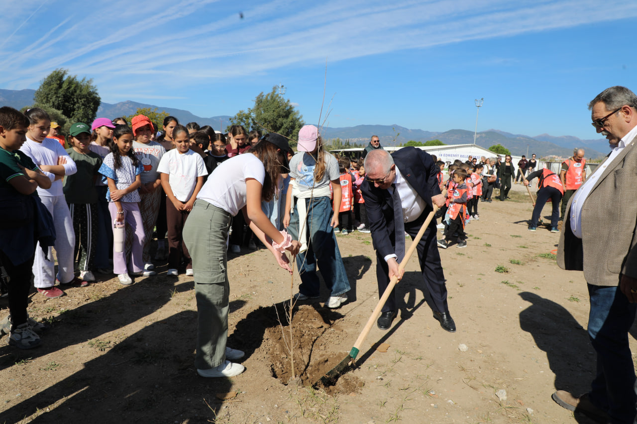 EDREMİT'TE ÖĞRENCİLER FİDANLARI TOPRAKLA BULUŞTURDU