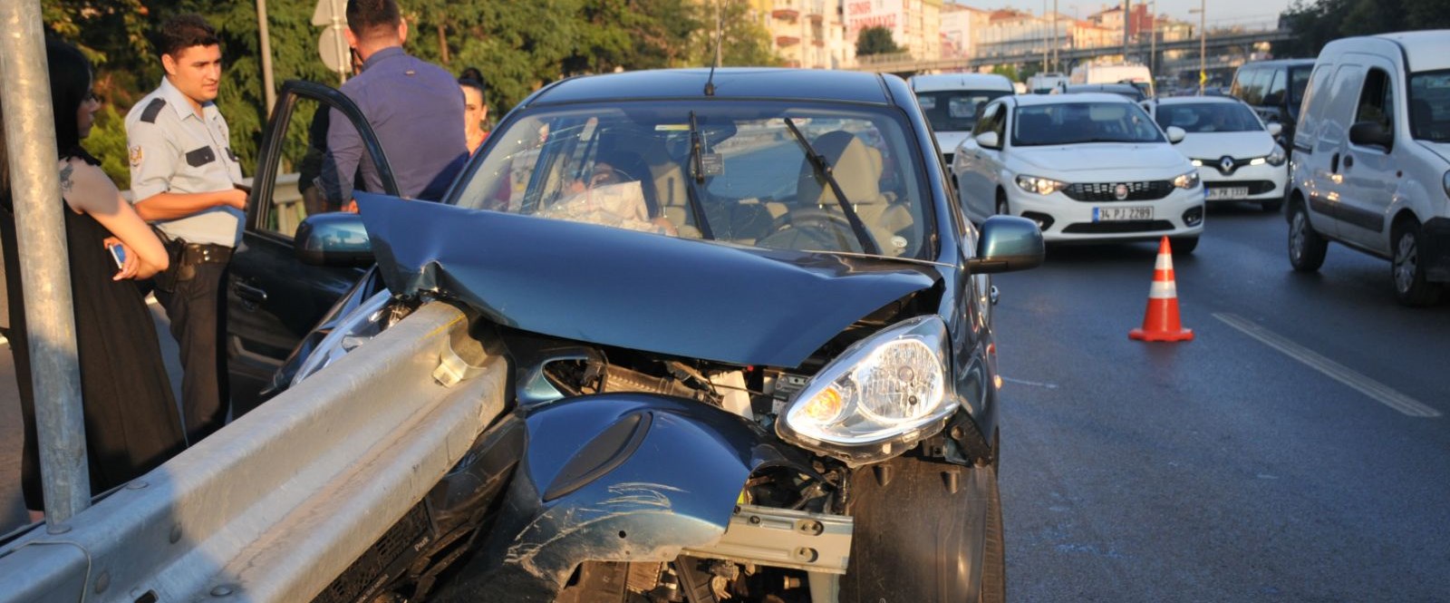 Bakırköy'de feci kaza: Bariyer otomobile ok gibi saplandı