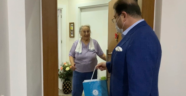 Başkan Kılıç evden çıkamayan yaşlıları evlerinde ziyaret etti