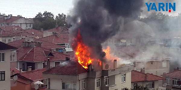 Binanın Çatı Katı Yandı:3 Kişi Vatandaşlar Tarafından Kurtarıldı 