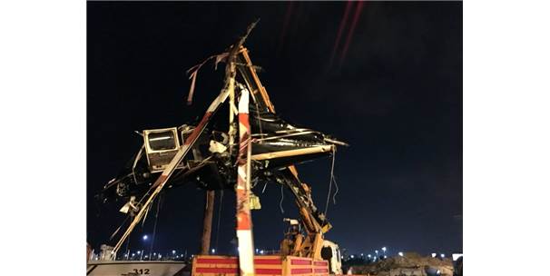 Bostancı'da Denize Çakılan Helikopterin Enkazı Çıkarıldı