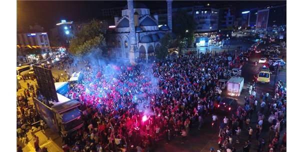 Gazisomanpaşa Meydanı'nda Sevinç Gösterisi Yapan Kalabalık Havadan Görüntülendi