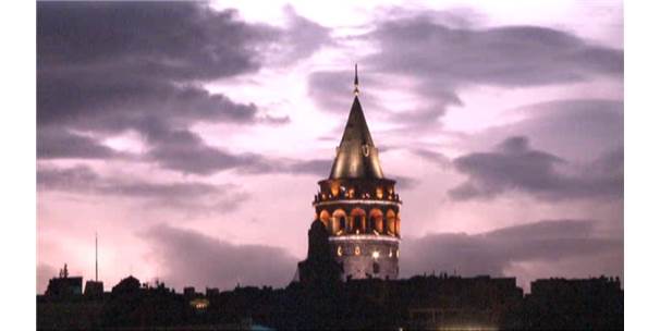 İstanbul'da Şimşekler Geceyi Aydınlattı