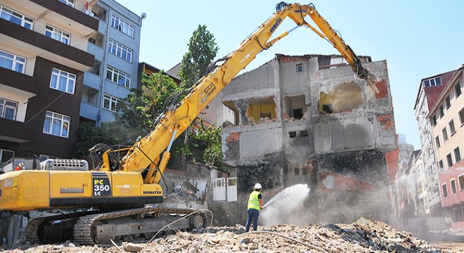 İstanbul'da risk taşıyan 4 bina yıkıldı