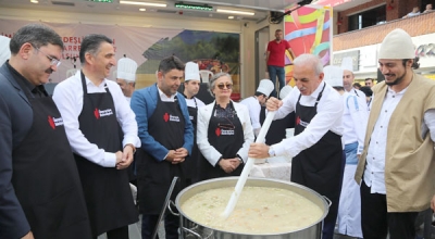 Alemdağ Caddesi'nde Binlerce Kişiye Aşure İkram Edildi