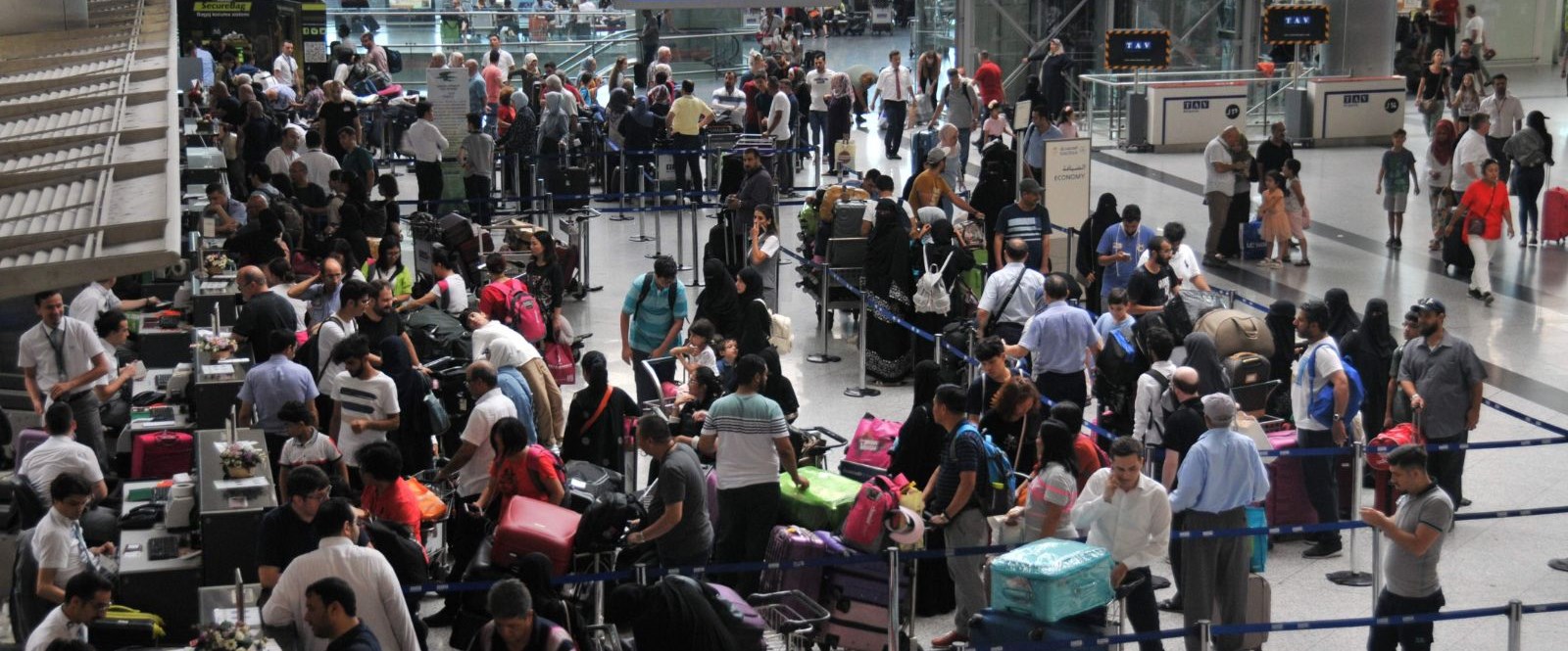 Atatürk Havalimanı'nda bayram yoğunluğu devam ediyor