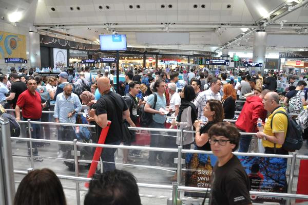 Atatürk Havalimanı'nda Seçim Yoğunluğu