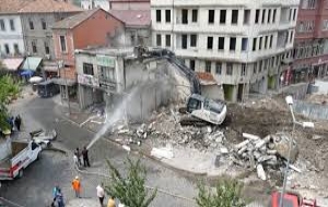 Avcılar'da Yerinde Kentsel Dönüşüm Kapsamında 4 Katlı Binanın Yıkımı Gerçekleşti