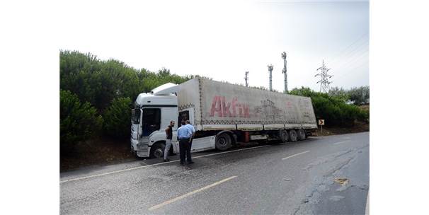 Başakşehir'de Yağmur Kaza Getirdi, Tır Yan Yattı