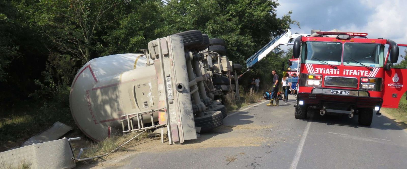 Beykoz'da kum yüklü tanker devrildi
