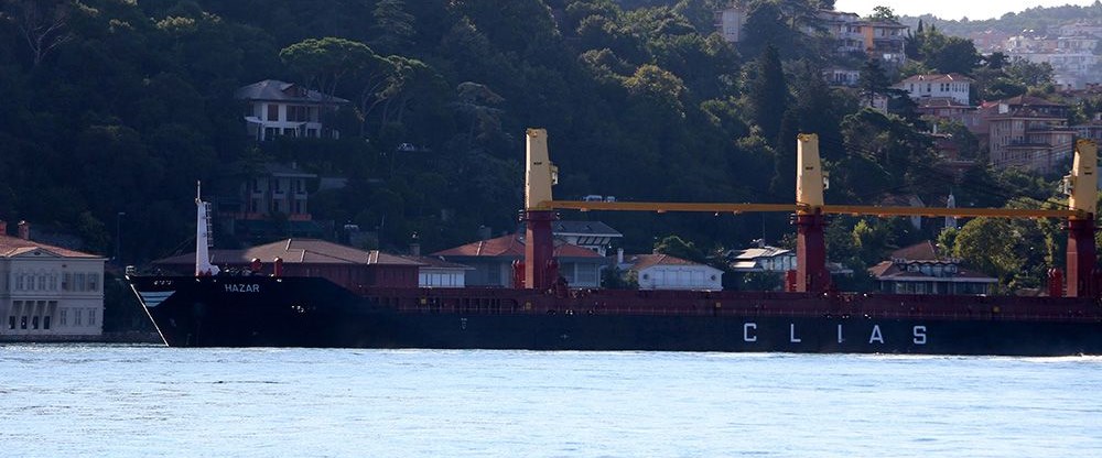 Boğaz'da büyük tehlike: Yalılara doğru sürüklenen gemi son anda durdu