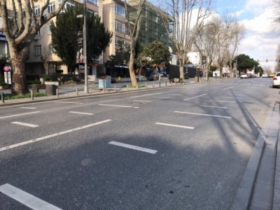 Cadde'de Hayat Durdu