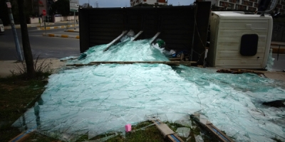 Cam Yüklü Kamyon Devrildi: 3 Yaralı