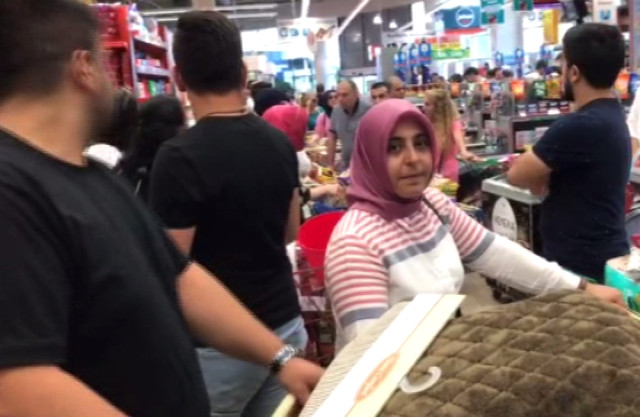 Dev Mağaza Zincirinde 'Kasa Kilitleme' Eylemi