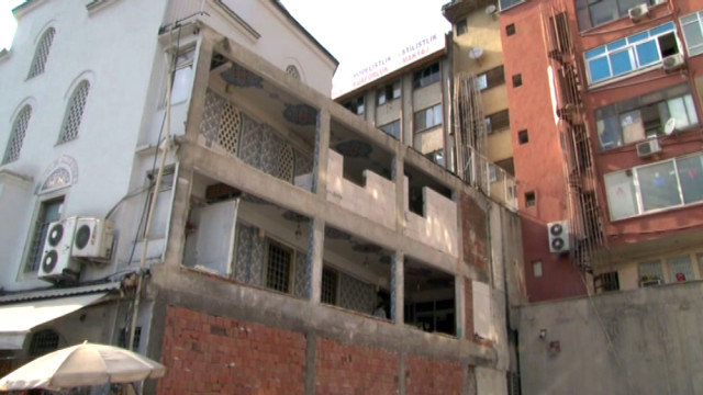 Duvarı Olmayan Cami' Duvarına Kavuştu