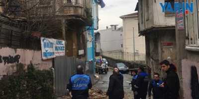 Fatih'te Çökme Riski Bulunan Bina Çevresinde Önlem Alındı 