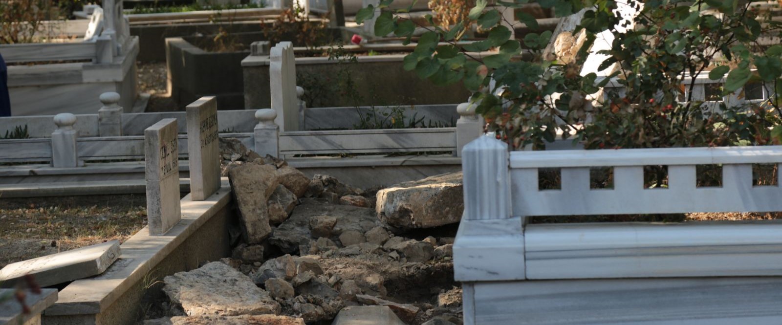 İçerenköy Mezarlığı'ndaki kaçak kazıya 3 gözaltı