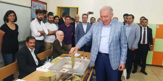 İstanbul Büyükşehir Belediye Başkanı Mevlüt Uysal Oyunu Ailesi ile Birlikte Kullandı