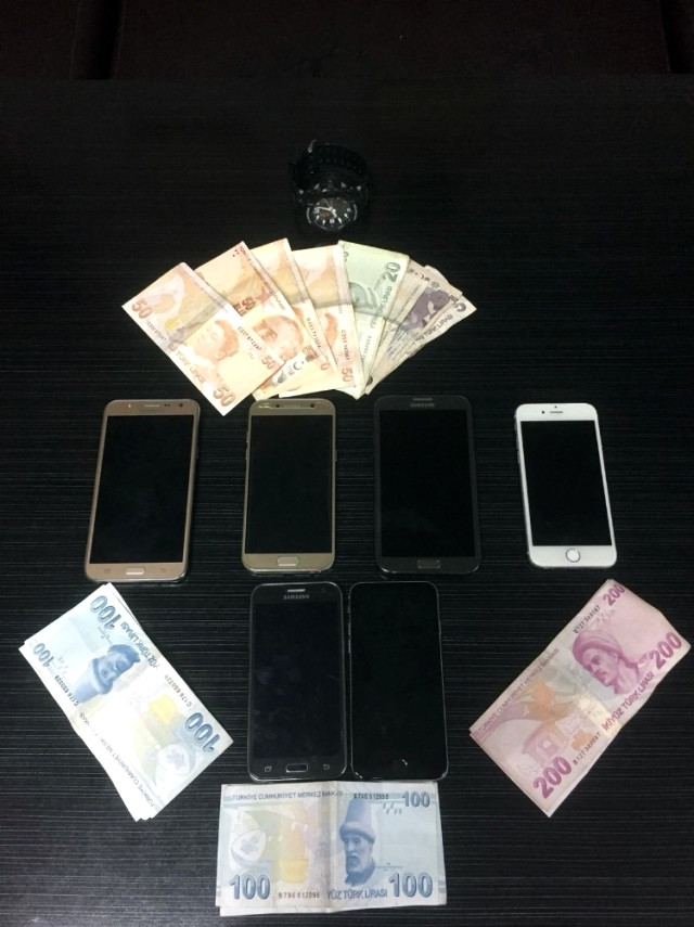 İstanbul'da 'Örümcek Adam' Gibi Apartmanlara Tırmanarak Hırsızlık Yapan 3 Kişi Kıskıvrak Yakalandı