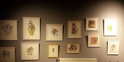 "Kağıtların Üzerine Düşüyorlar"