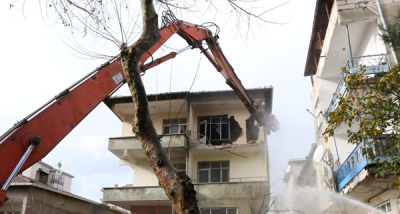Kartal'da Metruk Yapıların Yıkımı Devam Ediyor