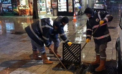 Kartal'da Sağanak Yağış Mesaisi