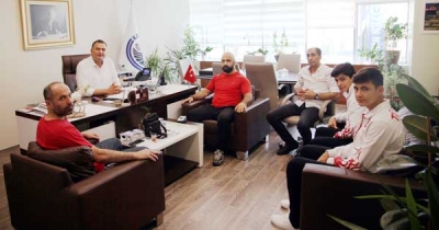 Milli Boksörlerden Kartal Belediyesi'ne Ziyaret