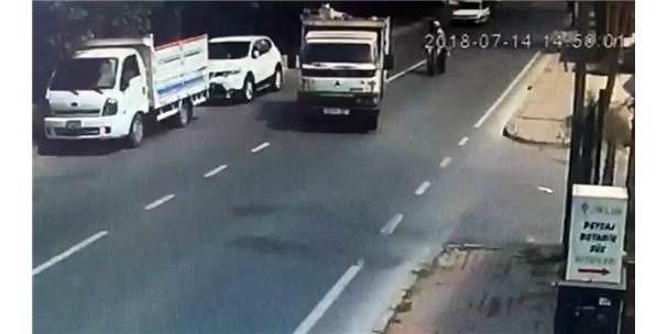 İstanbul'da Motosikletli Genç Çiftin Yaşadığı Feci Kaza Kamerada