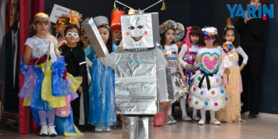 Pet Şişelerden Etek, Kolilerden Robot Yaptılar