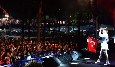 Sarıyer'de Derya Uluğ Konseri