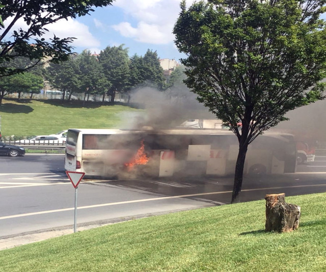 Şehirlerarası Yolcu Otobüsü Alev Alev Yandı