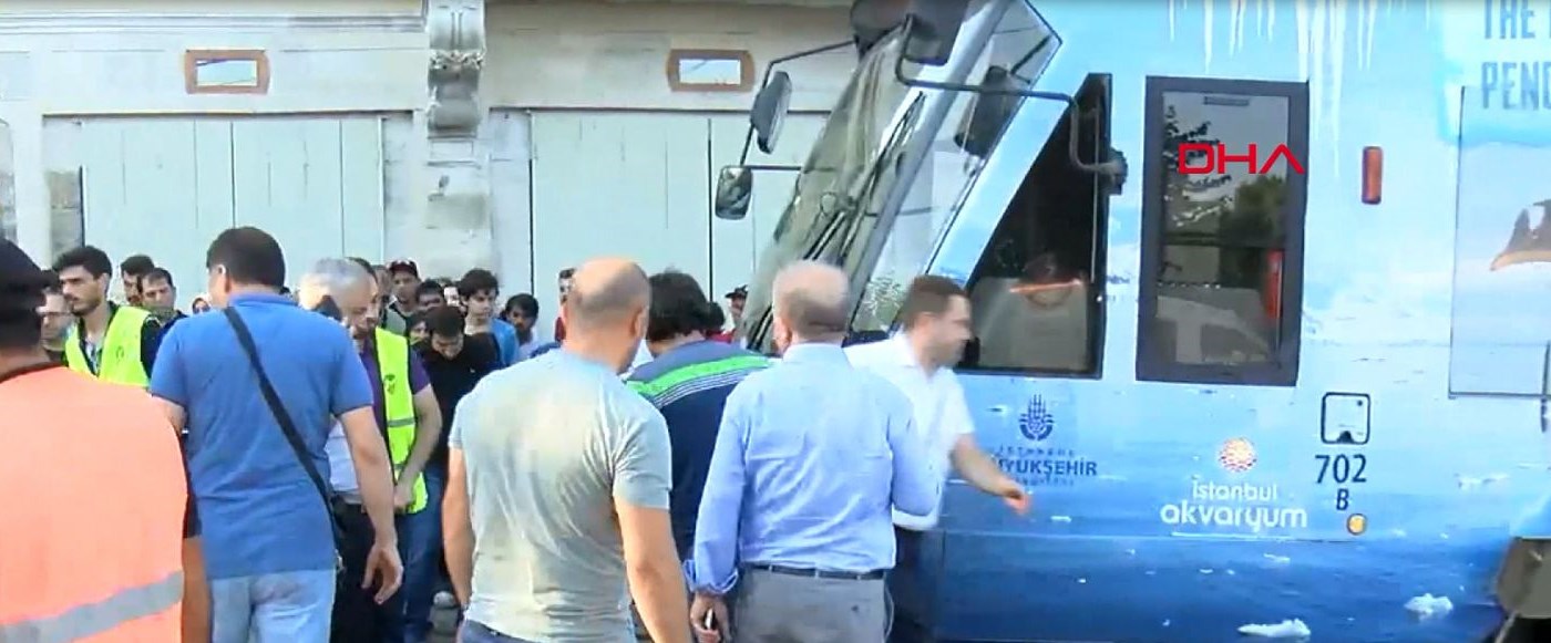 Sultanahmet'te tramvay raydan çıktı