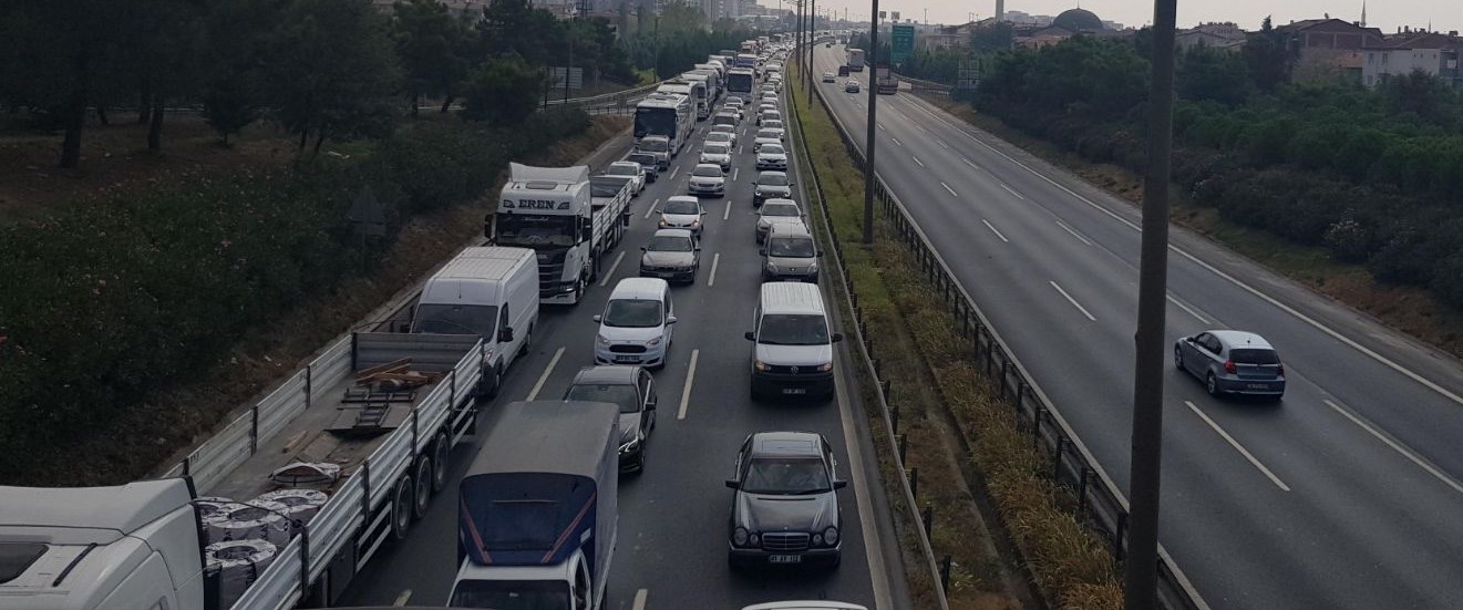 TEM'deki kaza İstanbul istikametini kilitledi