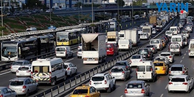 TEM'de Hafriyat Kamyonu İle Kamyonet Çarpıştı: Trafik Durdu