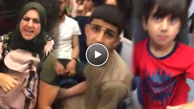 Tramvayda Turistleri Uyaran Gencin Başına Gelmeyen Kalmadı