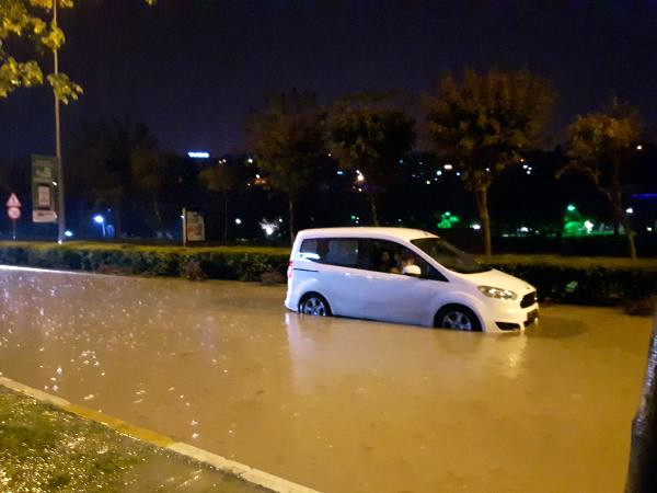 Yağış Nedeniyle Mahsur Kalan Araçları İtfaiye Kurtardı