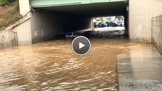 Yağışın Etkili Olduğu İstanbul'da Araç Alt Geçitte Mahsur Kaldı
