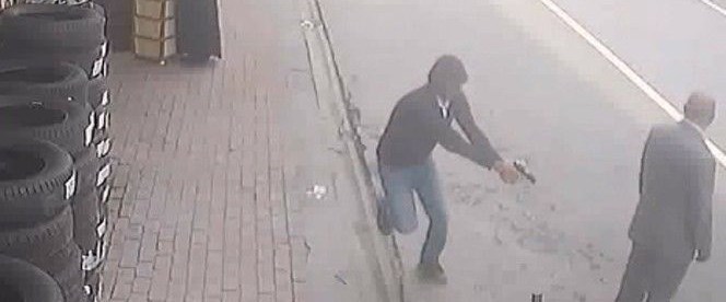 Yol ortasında yaşlı adamı ayaklarından vurdu