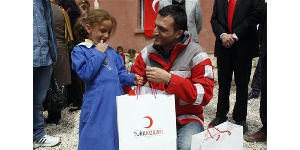 Türk Kızılayı İstanbul Şubesi Çocukların Yüzünü Güldürdü